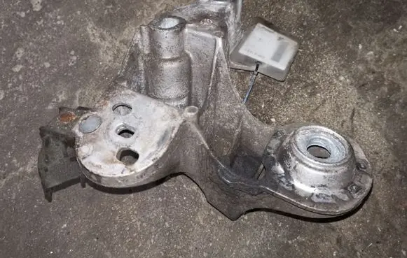 Volkswagen PASSAT B5.5 Engine mounting bracket 8E0199352