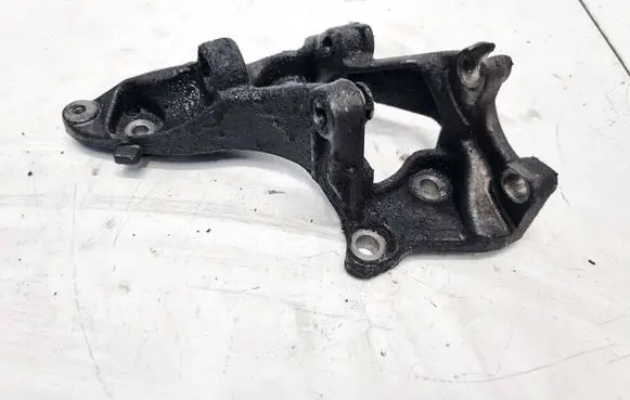 Peugeot 407 Engine mounting bracket