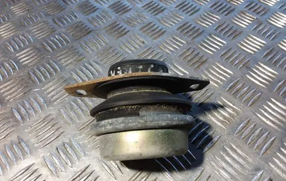 Peugeot 607 Engine mount bracket