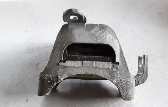 Chevrolet Orlando Engine mounting bracket 13284424