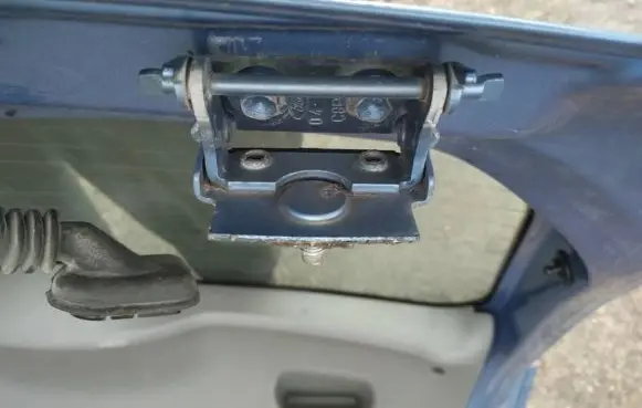 Ford Fiesta Tailgate/trunk/boot hinge