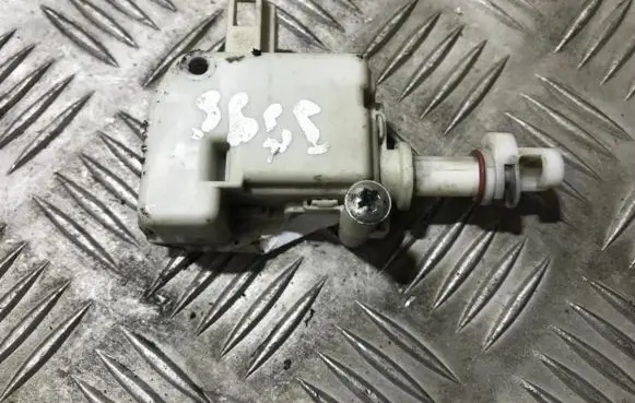 Volkswagen PASSAT B5 Central locking motor 3B0959782 3B0910773A