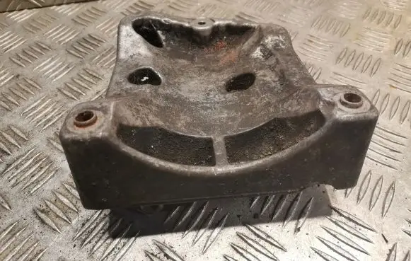 BMW 5 E60 E61 A/C compressor mount bracket 7796395