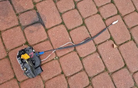 Opel Mokka Front door lock 31TYS