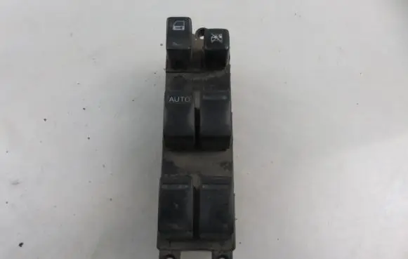 Nissan X-Trail T30 Electric window control switch