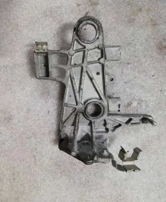 Engine mounting bracket