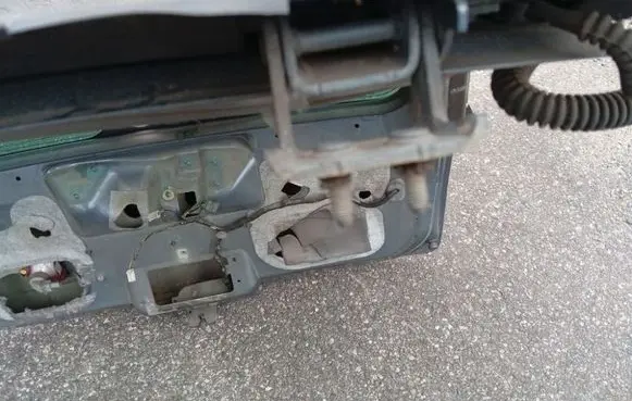 Peugeot 407 Tailgate/trunk/boot hinge