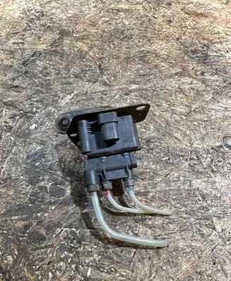 Mercedes-Benz E W212 Air suspension valve block A2513200158 110415