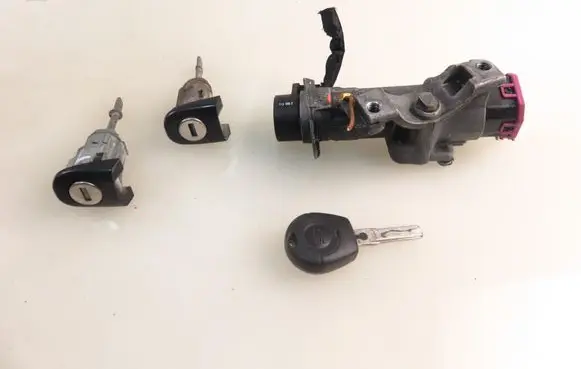 Seat Toledo II (1M) Ignition lock 4B0905851C
