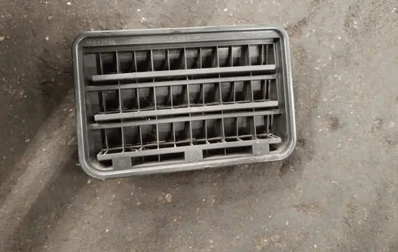 BMW X5 E53 Quarter panel pressure vent 64228377280