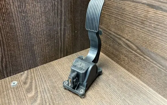 Mercedes-Benz Sprinter W906 Accelerator throttle pedal 9063000304 0280755025