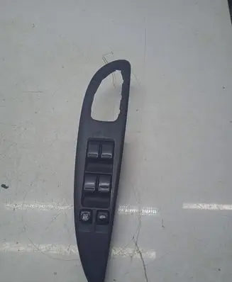 Nissan Primera Electric window control switch 25401