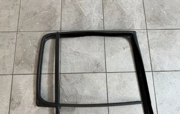 Volkswagen Amarok Rubber seal rear door window/glass 