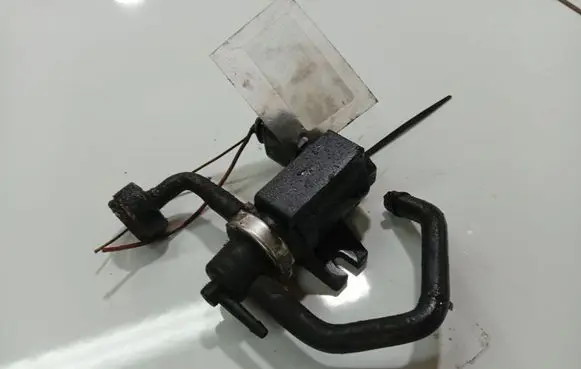 Volkswagen Touareg I Turbo solenoid valve 1J0906627
