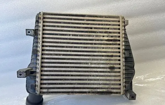Volkswagen Touareg I Intercooler radiator 7L6145803C G4161002