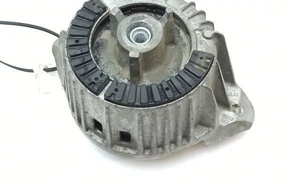 Mercedes-Benz C W204 Engine mount bracket A2042404717