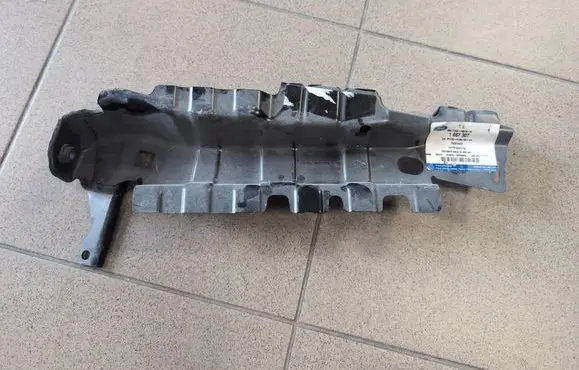 Ford Focus Fender mounting bracket 1867307 F1EZ16018A PF1EBA16A168AA