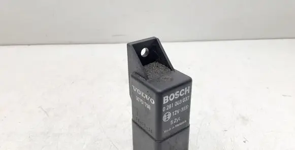 Volvo XC90 Glow plug pre-heat relay 30751798 0281003037