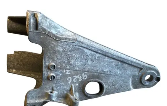 Volkswagen Transporter - Caravelle T5 Engine mounting bracket 7H0199370B 7H0199370F