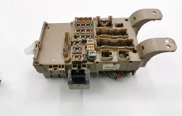 Toyota Corolla E120 E130 Fuse module 9008087019 8198050030