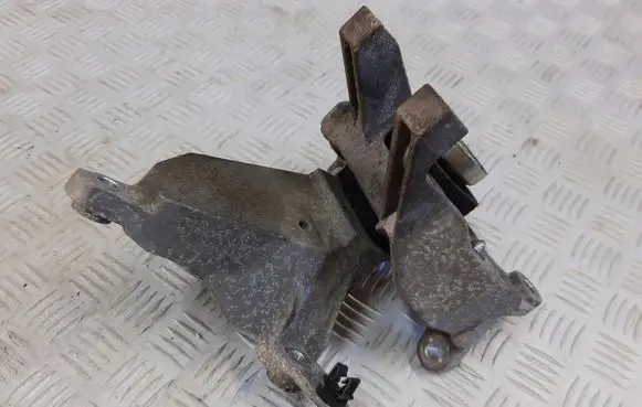 Nissan Note (E12) Gearbox mounting bracket