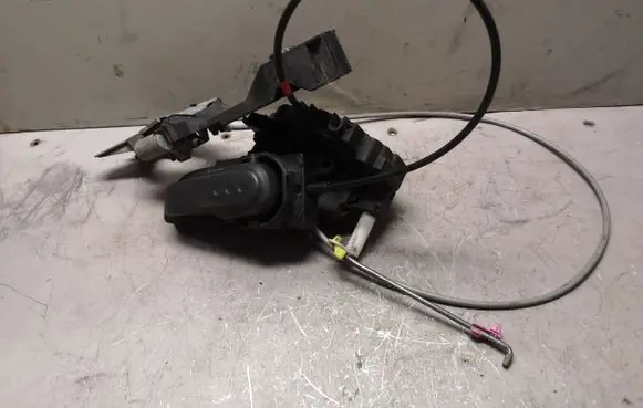Nissan Note (E11) Front door lock