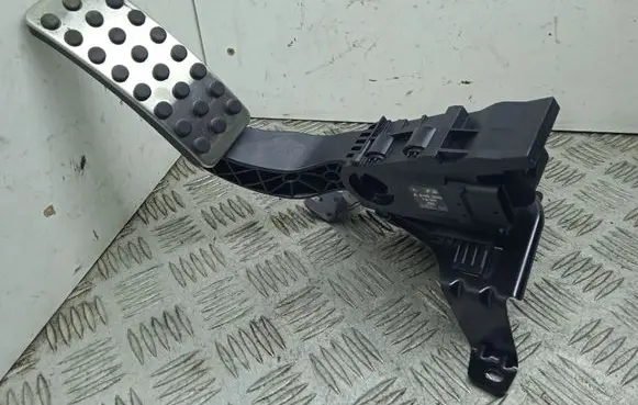 Mercedes-Benz GLA W156 Accelerator throttle pedal A2463001904