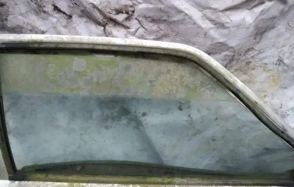 Ford Escort Front door window glass four-door