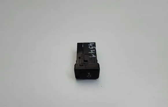 Toyota Yaris USB socket connector 