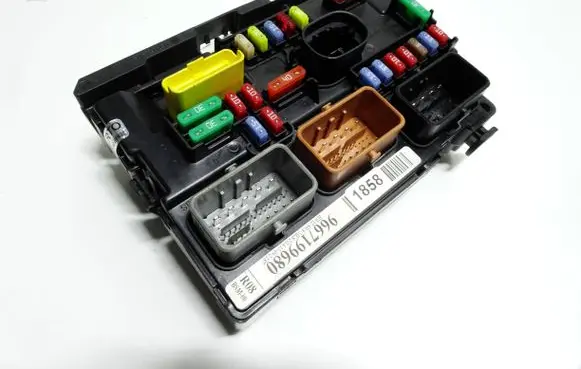 Citroen DS3 Fuse module 9667199680