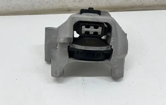 Nissan X-Trail T33 Engine mount bracket 23102824 RJ2