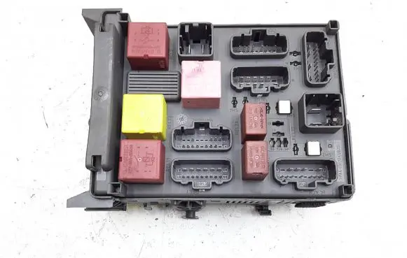 Renault Espace IV Fuse module 8200447438