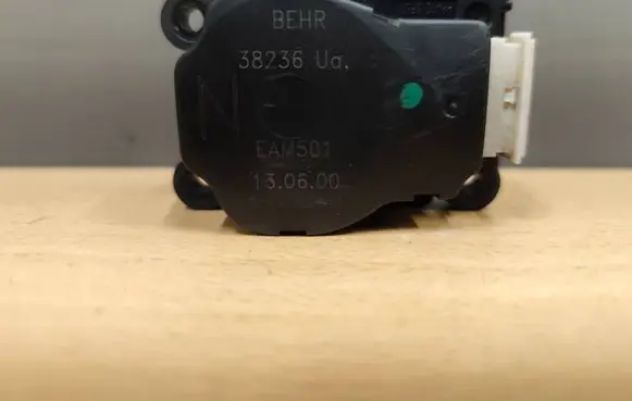 Citroen Xsara Picasso Air flap motor/actuator 38236U 130600 EAM501