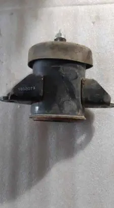 Nissan Leaf II (ZE1) Engine mount bracket