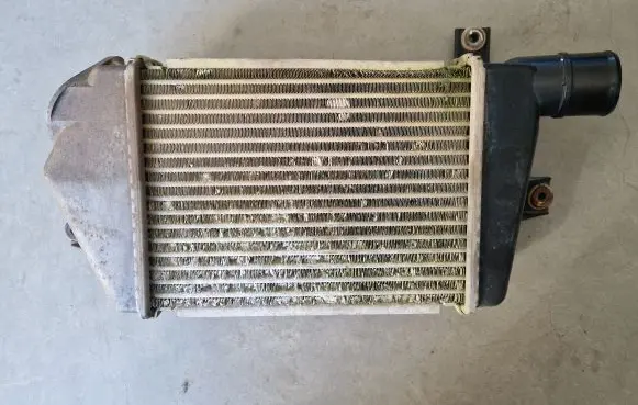 Mitsubishi L200 Intercooler air channel guide MN135001
