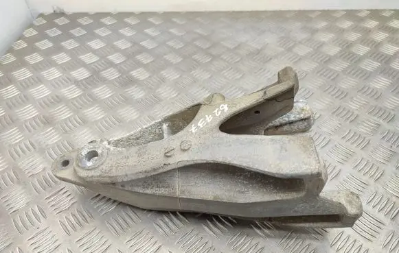Volkswagen Transporter - Caravelle T5 Engine mounting bracket 7E0199370
