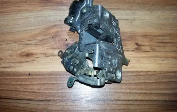 Mercedes-Benz C W202 Rear door lock 2027300535