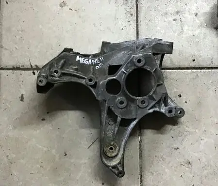 Renault Megane II Power steering pump mounting bracket 7700110712