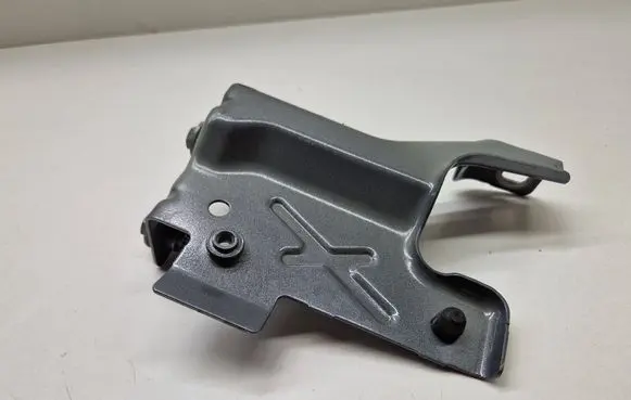 BMW 2 Active Tourer U06 Fender mounting bracket 8737115