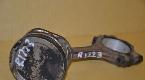 Volkswagen Golf IV Piston with connecting rod