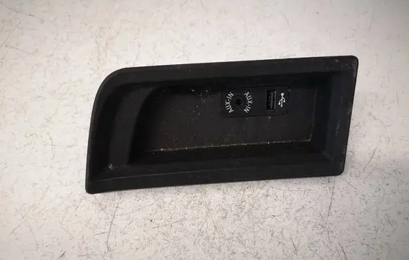 BMW 3 F30 F35 F31 USB socket connector 105026813