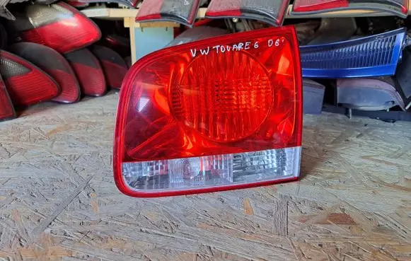 Volkswagen Touareg I Tailgate rear/tail lights 28268003
