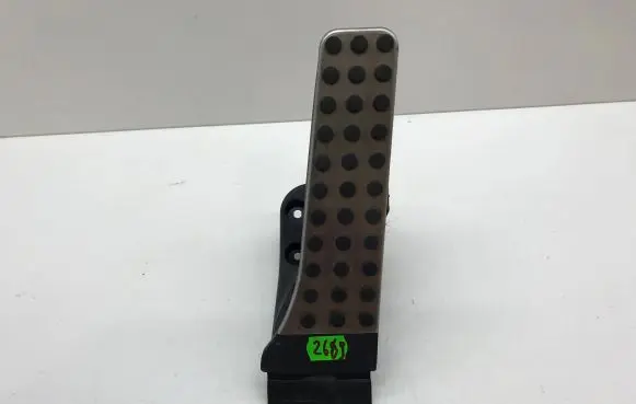 Mercedes-Benz C W205 Accelerator throttle pedal A2053000104 100616 ZGS00407