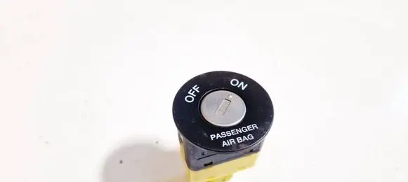 Passenger airbag on/off switch