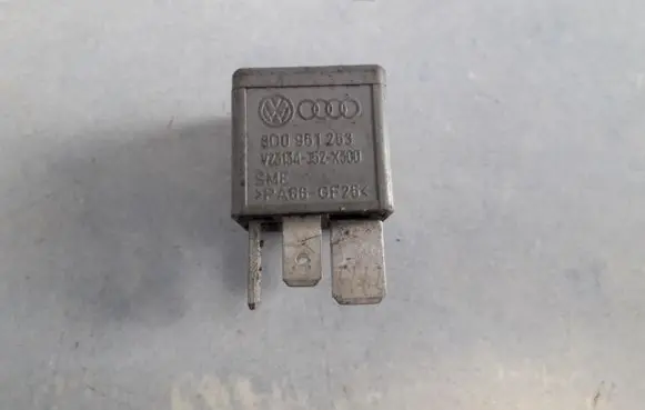 Volkswagen PASSAT B5.5 Other relay 8D0951253 V23134-J52-X300