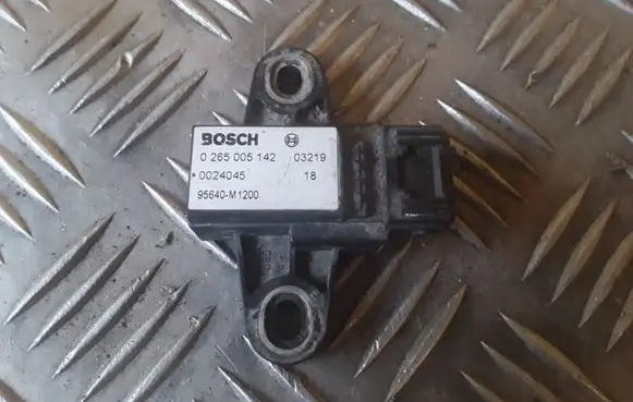 KIA Sorento Airbag deployment crash/impact sensor 0265005142 95640M1200