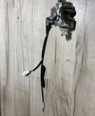 Toyota Hilux VIII Rear door lock