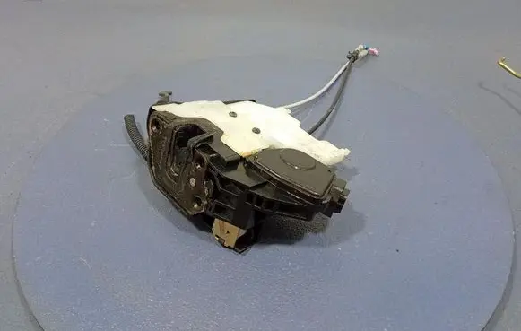KIA Opirus Front door lock