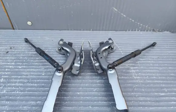Renault Austral Engine bonnet/hood hinges 654008358R 654012611R