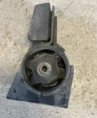 Toyota Avensis T220 Engine mount bracket